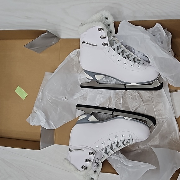 JACKSON Shoes - New ice skates size 4